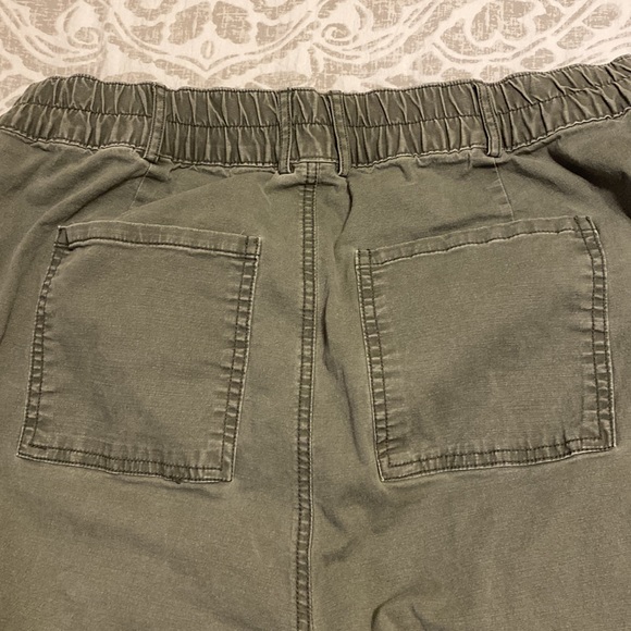 Comfortable elastic waist pants in a light sage green - Picture 4 of 5